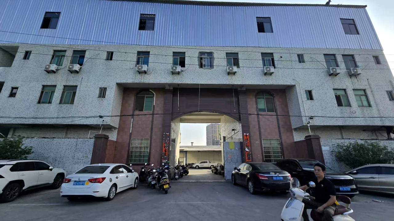照片中的厂房外立面与入口。