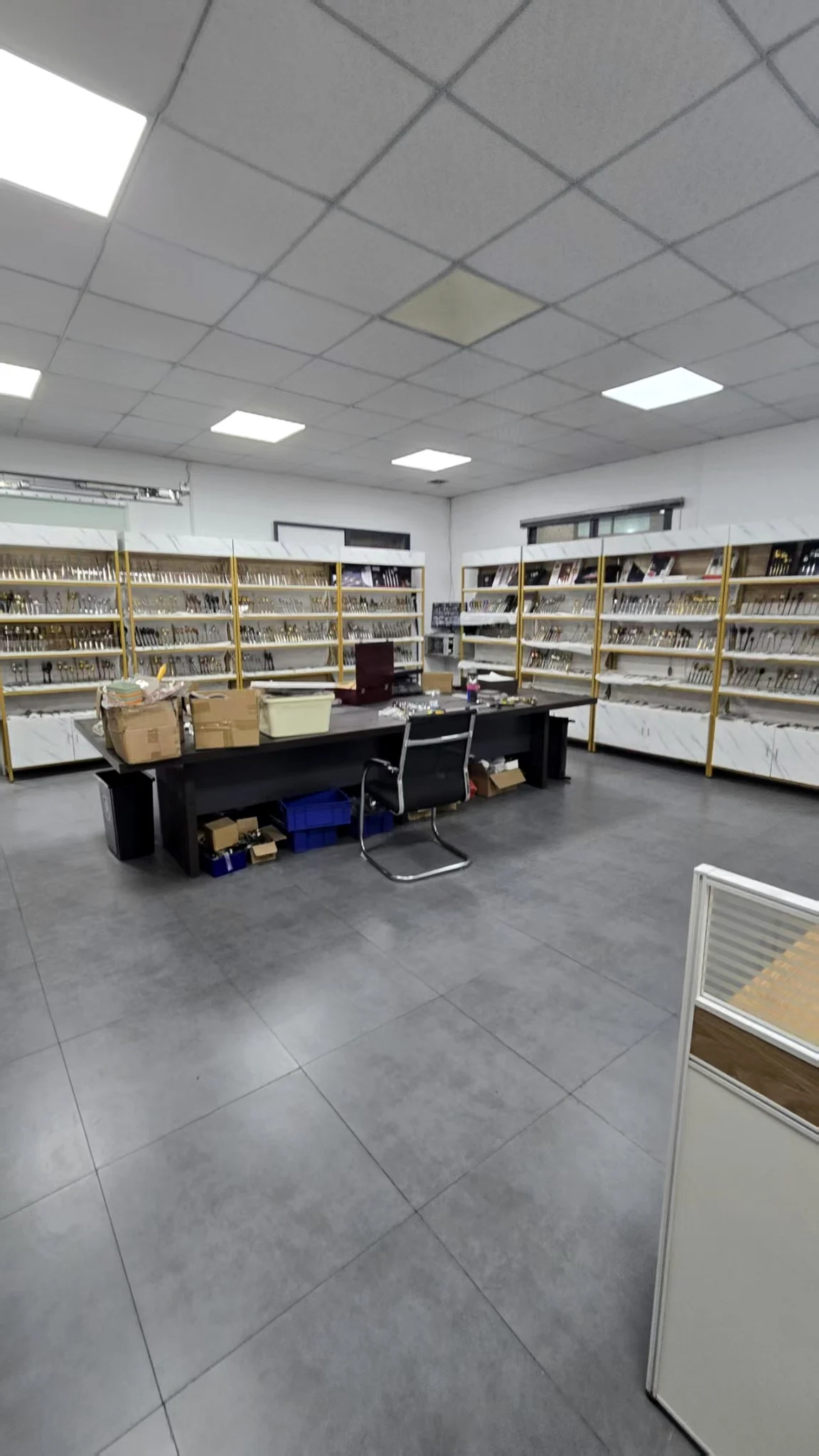 样品室中的展示架与会谈桌。