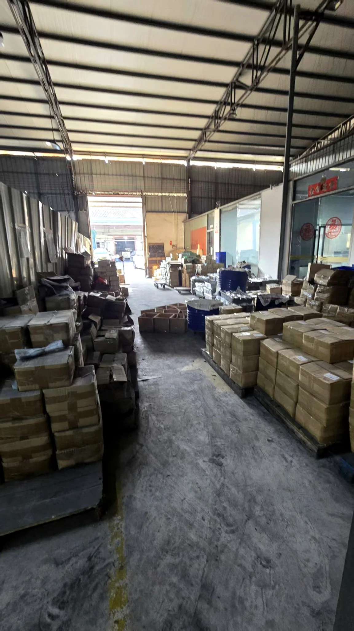 仓储区域中的纸箱与存放物料。